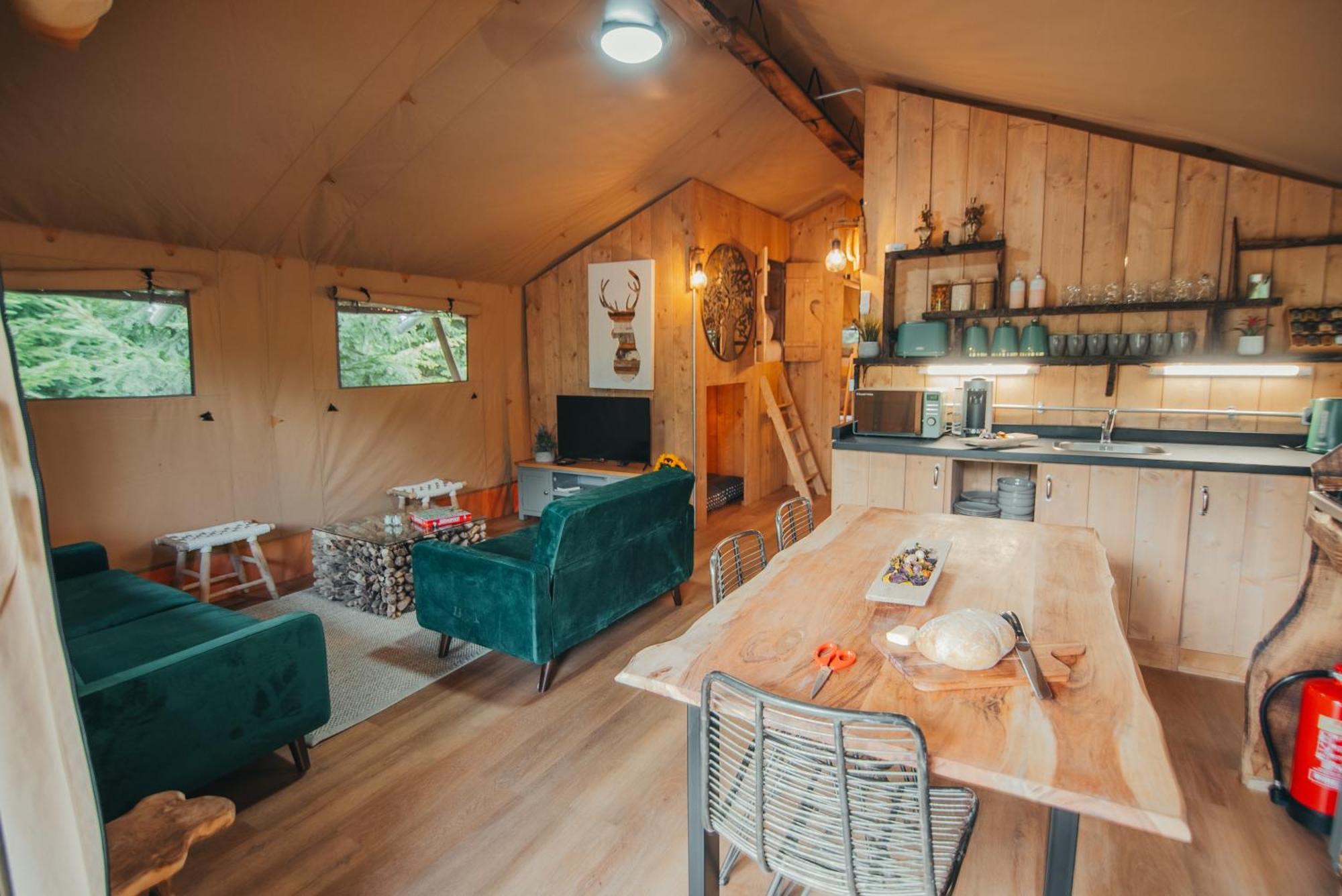 Cosy Forest Lodge Penrhos  エクステリア 写真