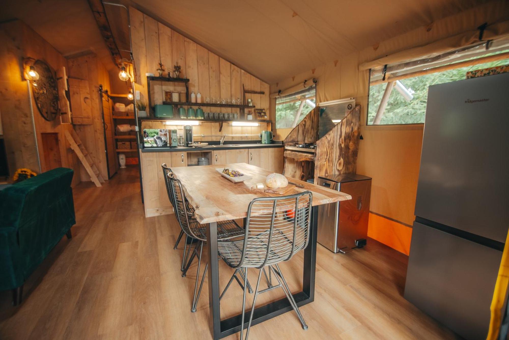 Cosy Forest Lodge Penrhos  エクステリア 写真